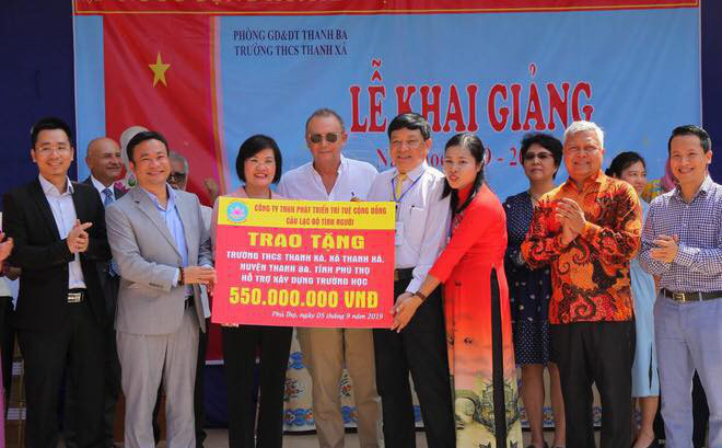 Đoàn cán bộ Ngoại giao và CLB Tình Người trao tặng 1,1 tỷ đồng xây trường học ở Phú Thọ