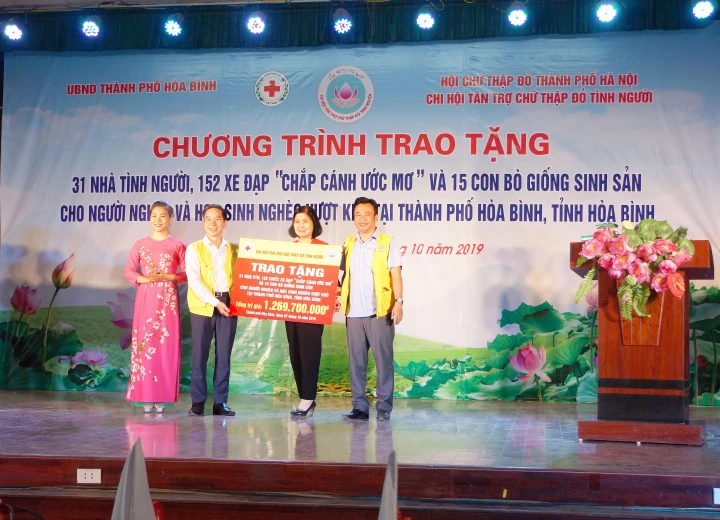 Tình Người lan tỏa trí tuệ và tình yêu thương tới người nghèo thành phố Hòa Bình