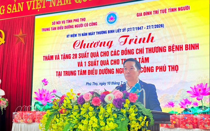 Thăm, tặng quà các Bác thương, bệnh binh tại Trung tâm Điều dưỡng người có công Phú Thọ