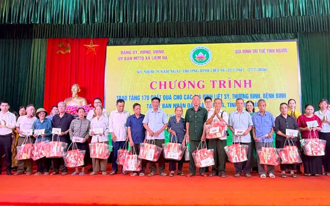 Trao tặng quà cho các gia đình liệt sỹ, thương binh, bệnh binh tại xã Xuân Hưng và xã Liêm Hà tỉnh Ninh Bình (Gia đình Trí tuệ Tình Người)