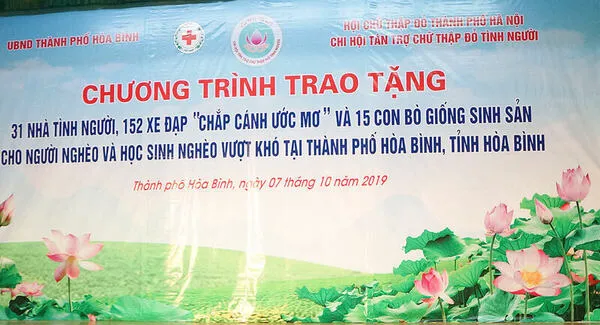 Câu lạc bộ Tình Người lan tỏa nét văn hóa cống hiến giúp bà con nghèo Hòa Bình thực hiện ước mơ